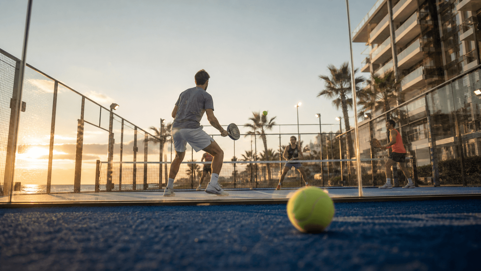 İzmir kıyısında gün batımında açık hava padel maçı
